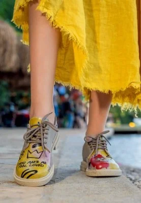 Dogo - Femme Cuir Vegan Jaune Chaussures Décontractées - The Creation of the Collage Motif