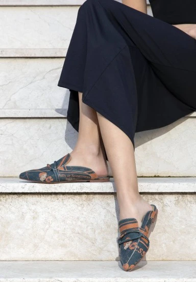 Femme Cuir Vegan Noir Chaussons - Folly or Saintliness Motif - 