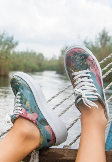 Femme Cuir Vegan Turquoise Baskets - Eye Candy & Soul Food Motif - 