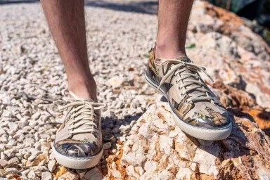 Homme Cuir Vegan Beige Baskets - Time to Ring the Bells Motif - 