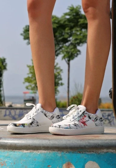 Kadın Vegan Deri Beyaz Sneakers - Warner Bros Marvin the Martian Stencil Tasarım - 