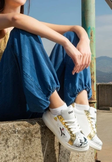 Kadın Vegan Deri Beyaz Sneakers - Warner Bros Bugs Bunny Looney Tunes Chasing Tunes Tasarım - 