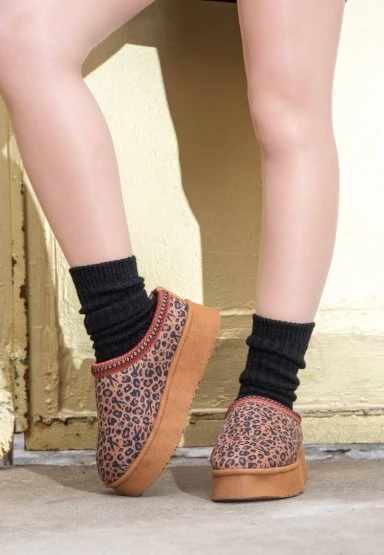 Kadın Vegan Deri Kahverengi İçi Peluş Terlik - Looney Tunes Leopard Looney Tasarım - 