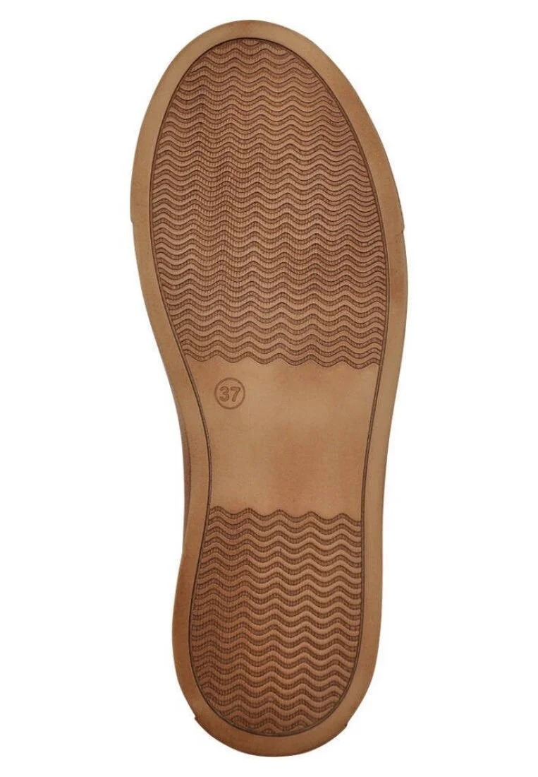 Femme Cuir Vegan Beige Baskets - Life is Better with a Cat Motif