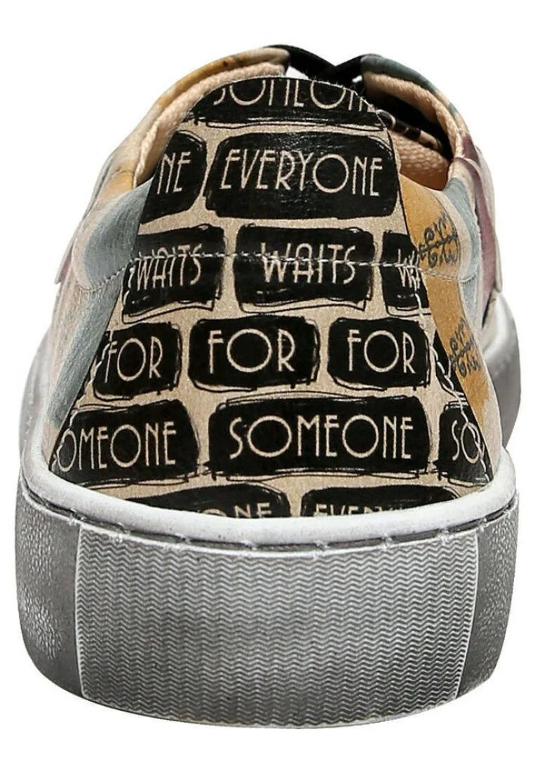 Femme Cuir Vegan Beige Baskets - Everyone Waits for Someone Motif