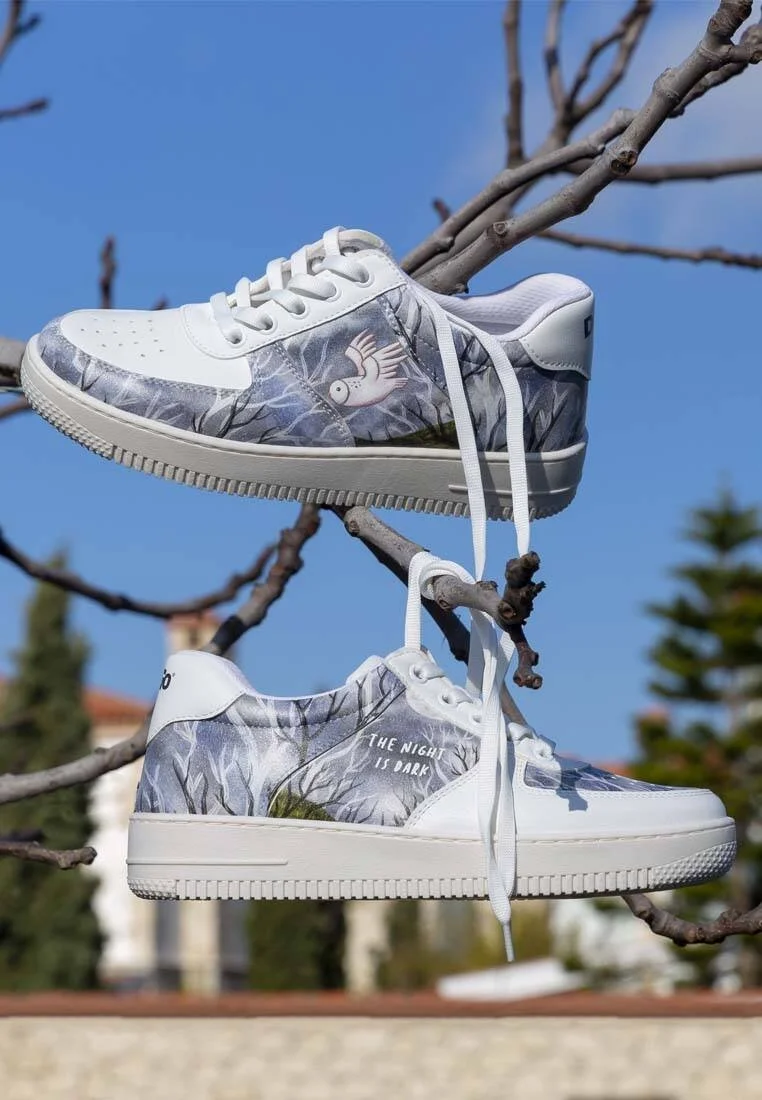 Femme Cuir Vegan Blanc Baskets - The Night is Dark Motif