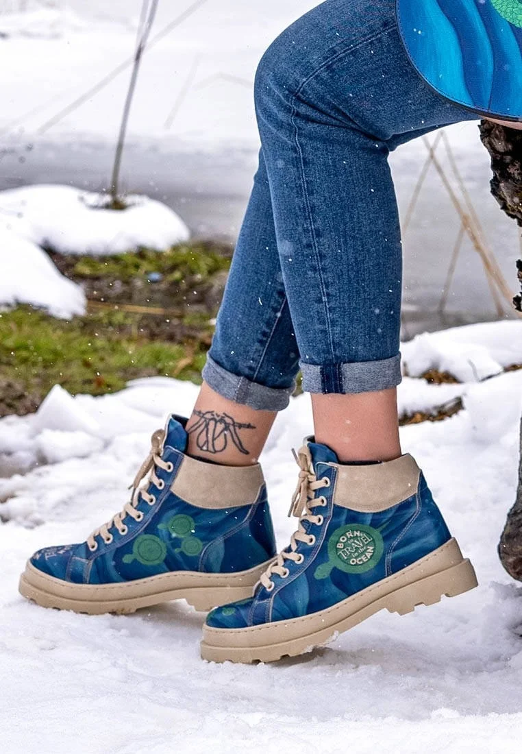 Femme Cuir Vegan Bleu Bottes - Born to Travel in the Ocean Motif