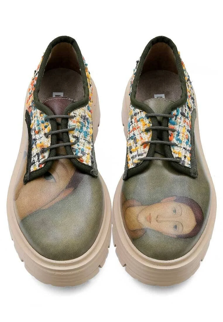 Femme Cuir Vegan Crème Baskets - Painting of a Lady Motif