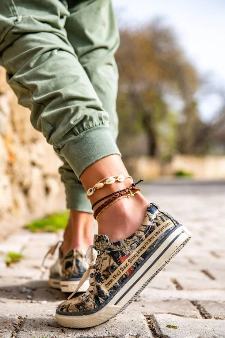 Femme Cuir Vegan Multicolore Baskets - Love Conquers All Motif