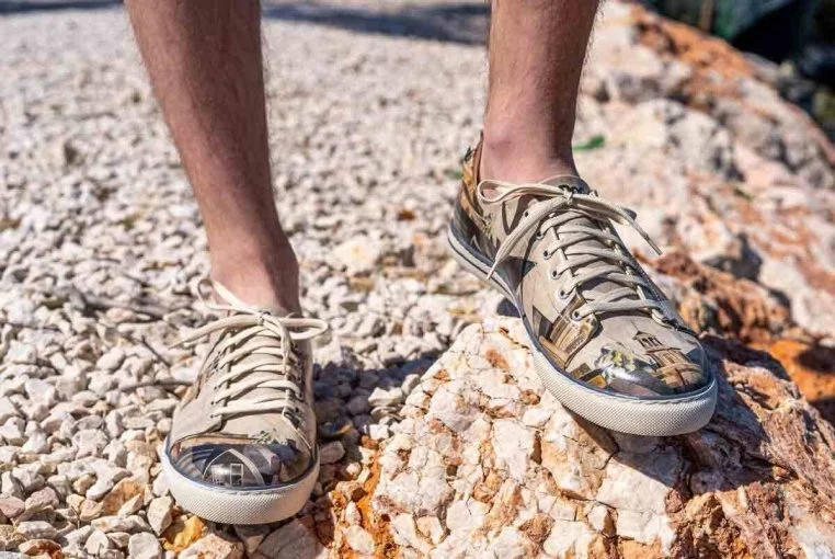 Homme Cuir Vegan Beige Baskets - Time to Ring the Bells Motif